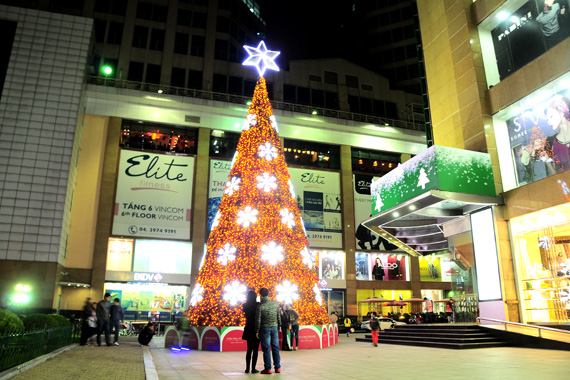 Christmas and New Year overwhelm Vietnam