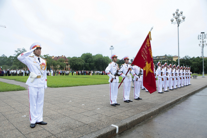 Raising flag ceremony in Hanoi3