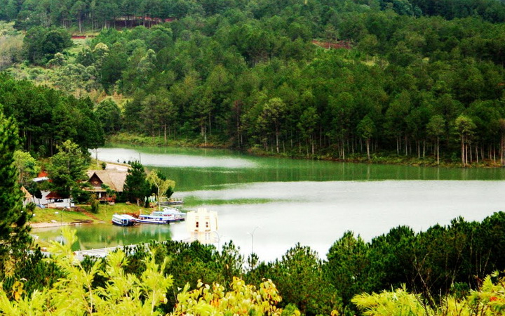 Tuyen Lam lake, Da Lat, Vietnam